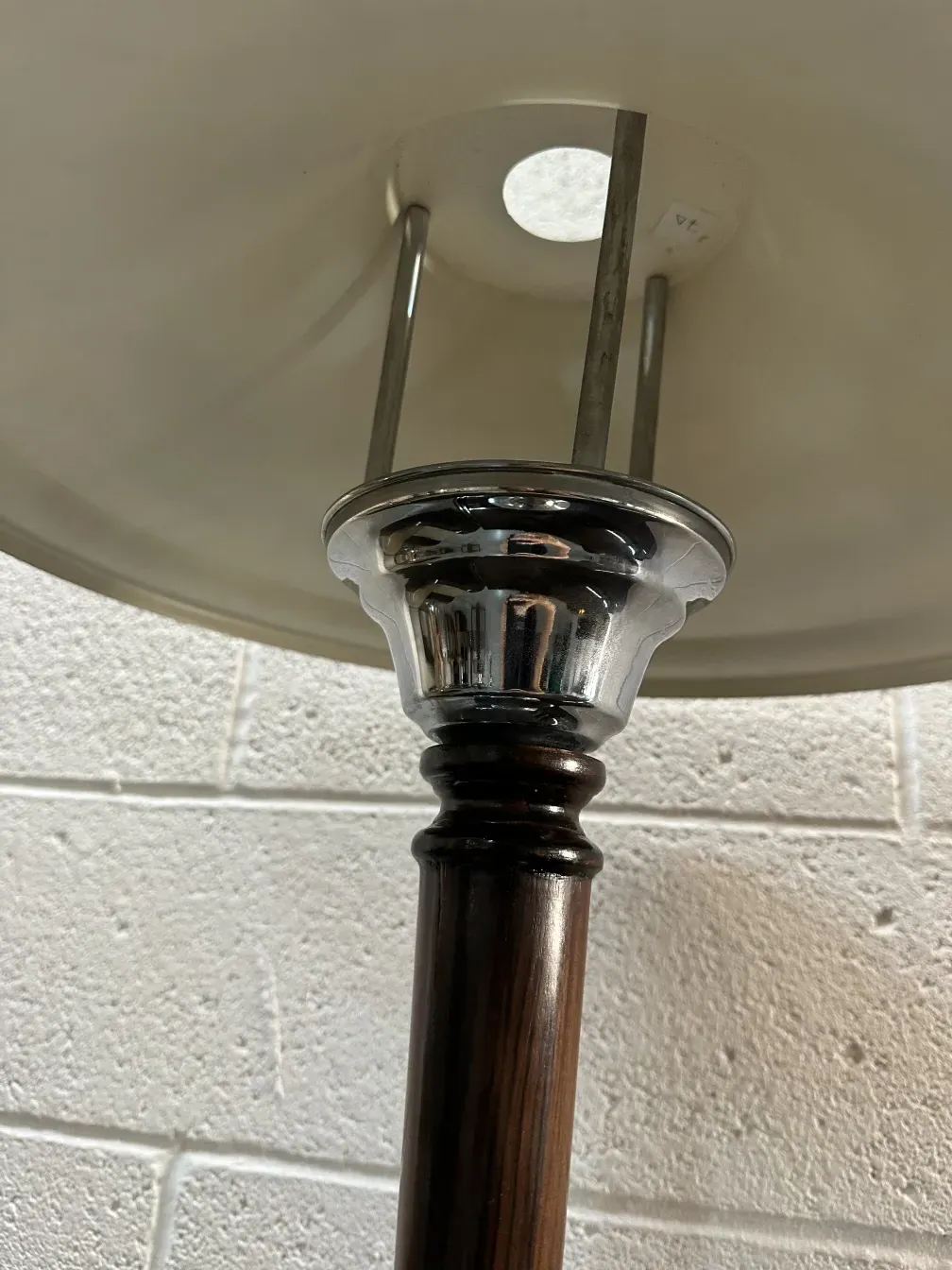 Lampada da tavolo antica, design elegante, perfetta per la decorazione.