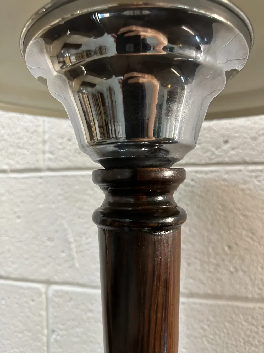 Lampe de bureau ancienne avec une base brillante et élégante, entourée d'un environnement confortable.