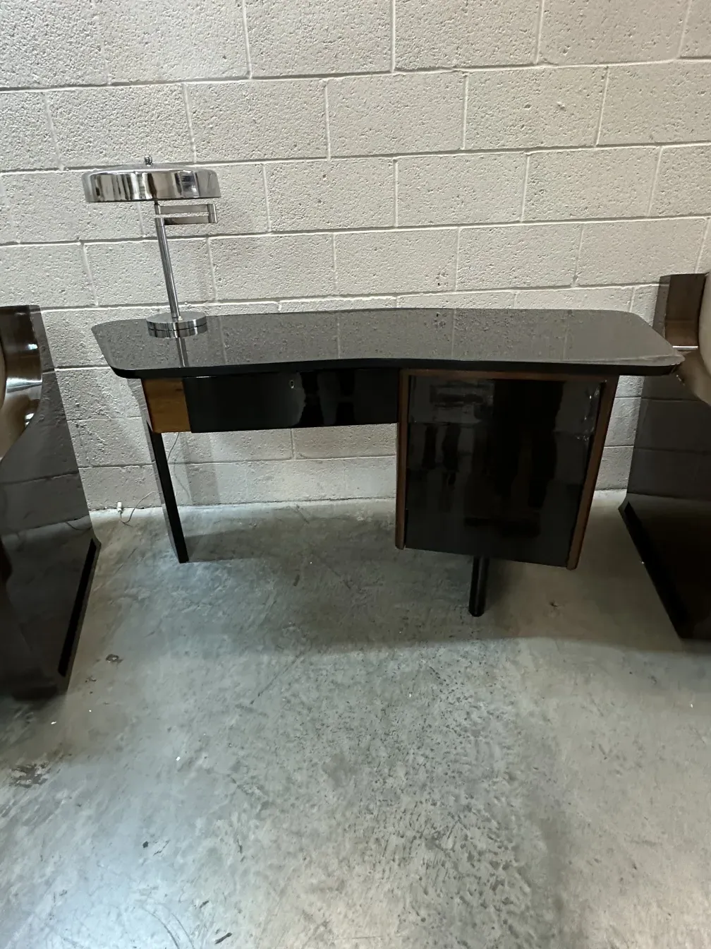 lampara de mesa antigua con diseño elegante y detalles