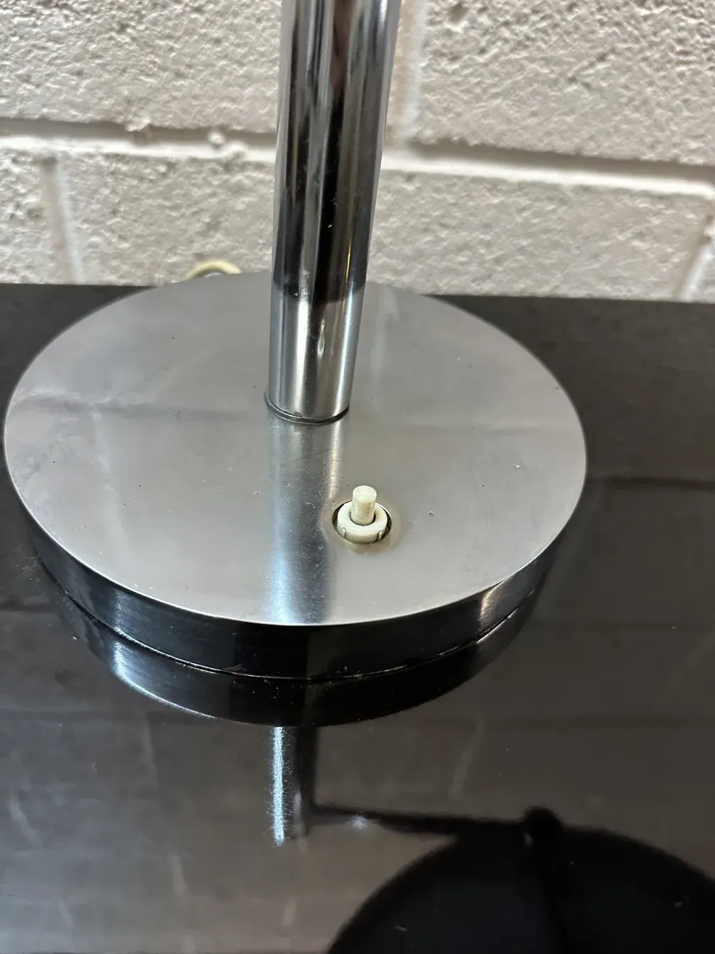 lampara de mesa antigua con base de diseño elegante