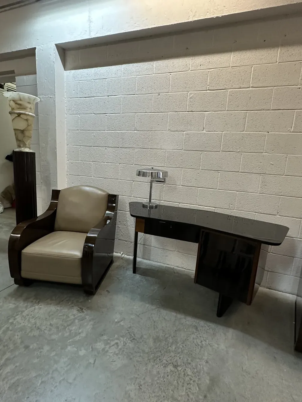 lampada da tavolo antica con base elegante in un ambiente moderno