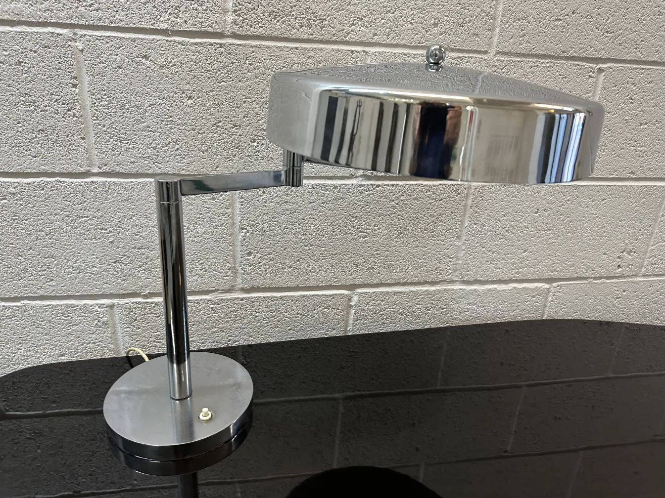 Antica lampada da tavolo con base rotonda in ambiente moderno.