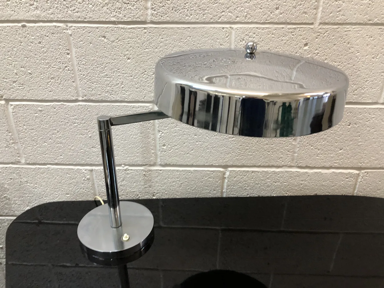 lampe de bureau ancienne au design brillant, base ronde et bras réglable