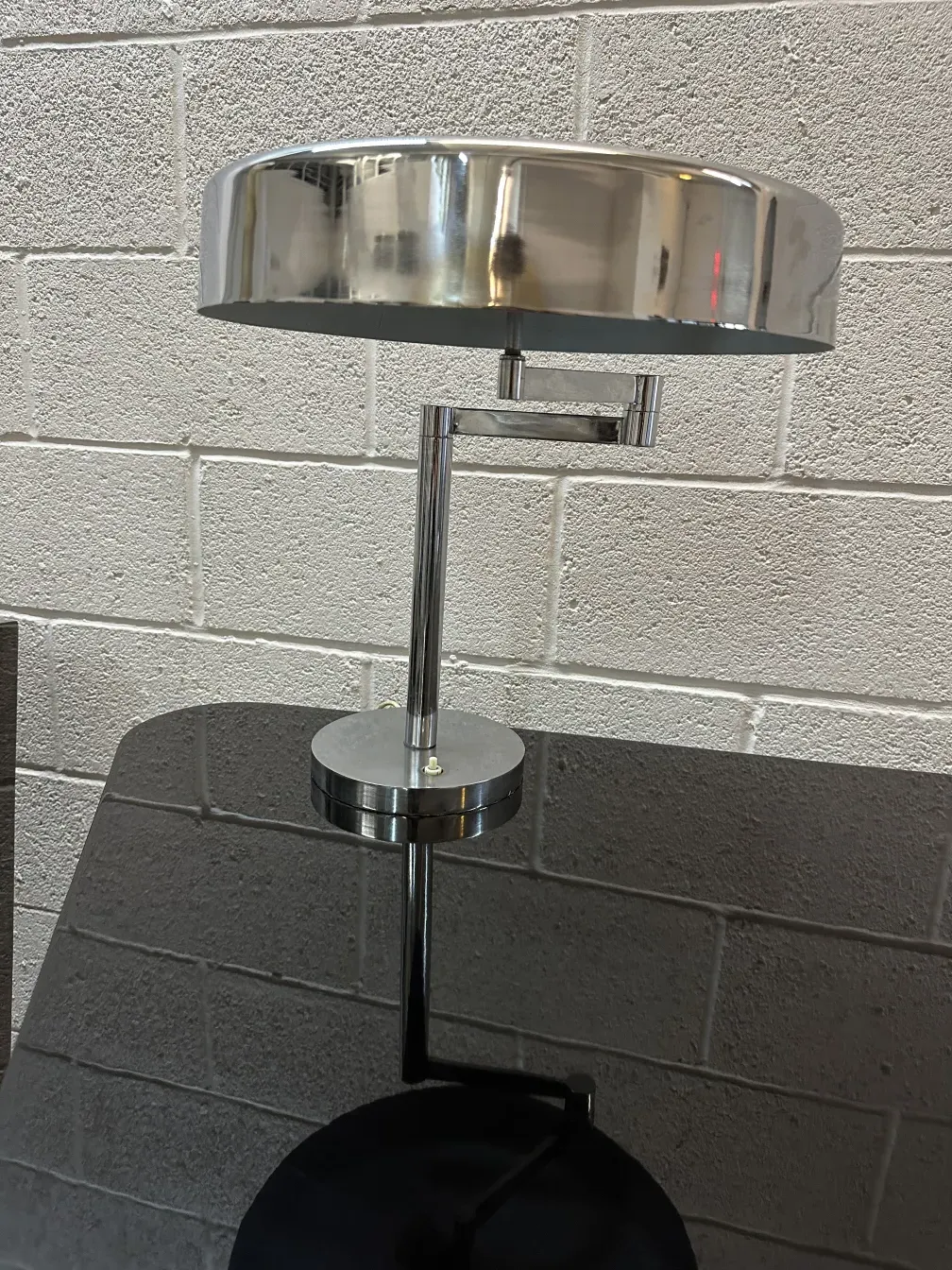 Antike Tischlampe mit elegantem und modernem Design