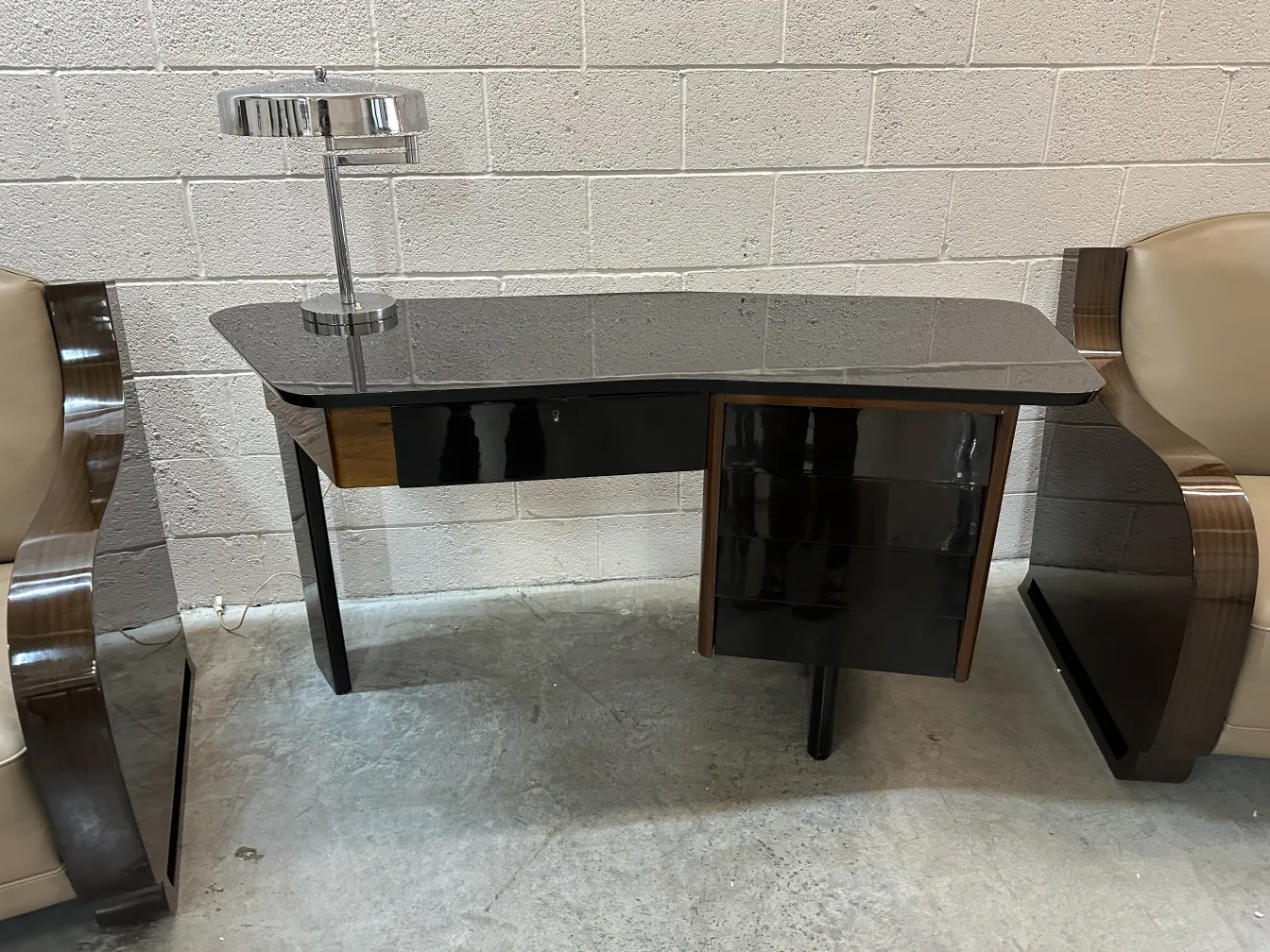 lámpara de mesa antigua con diseño elegante junto a un escritorio