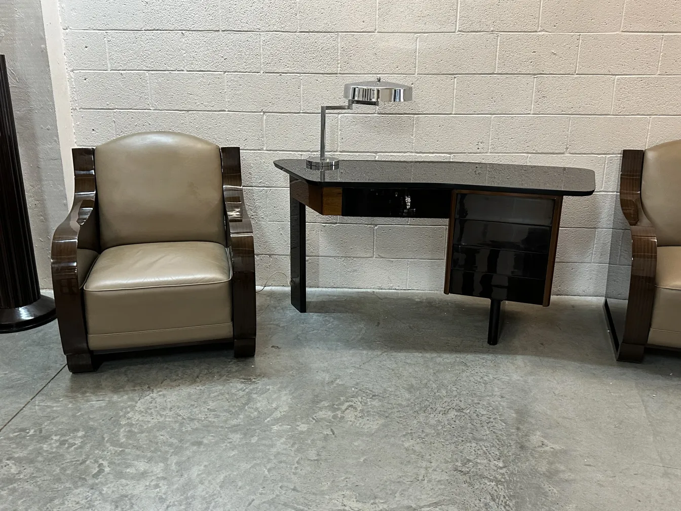 элегантная старая настольная лампа на современном столе