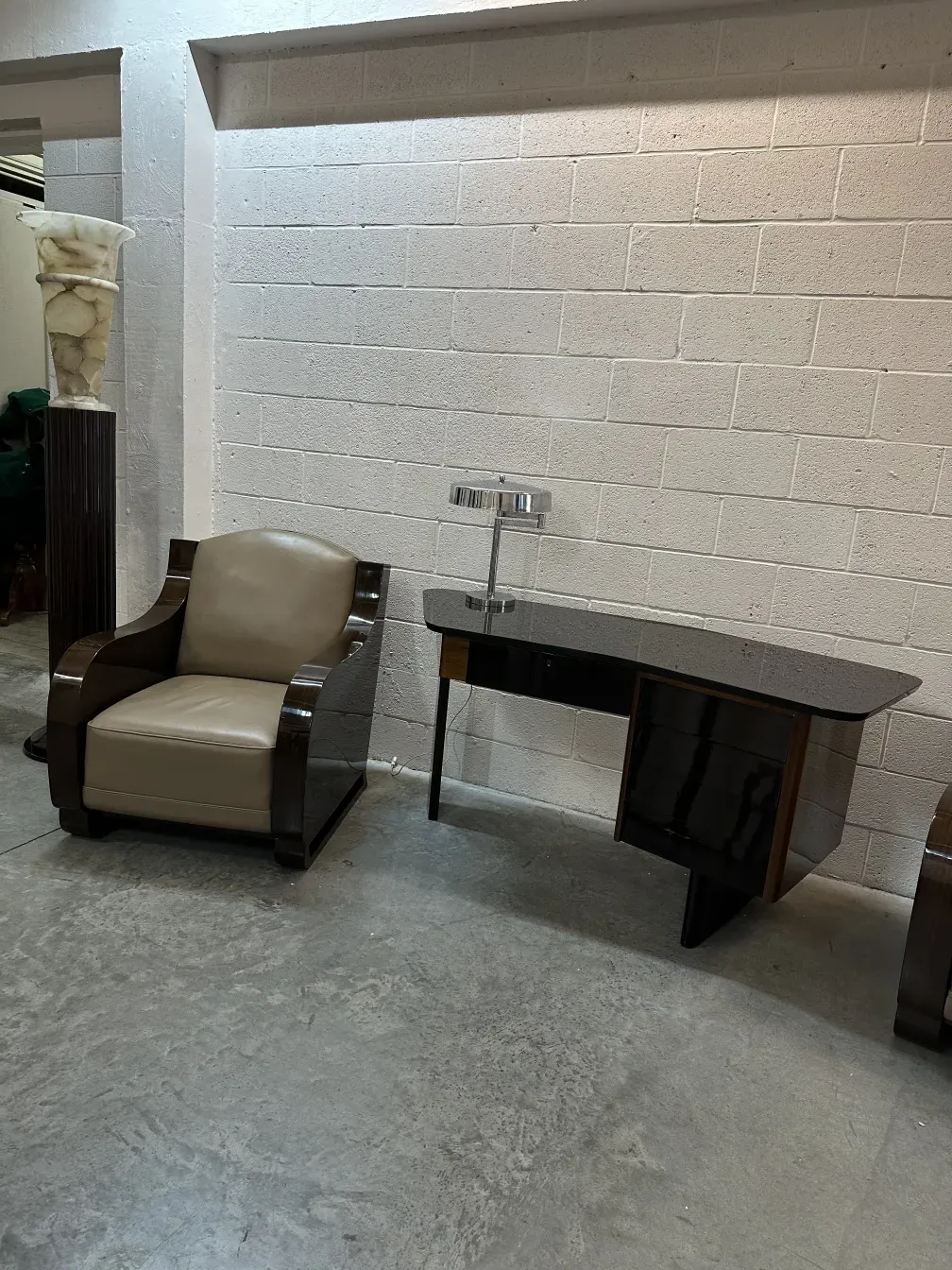 lámpara de mesa antigua con base metálica y pantalla clara, entorno neutro