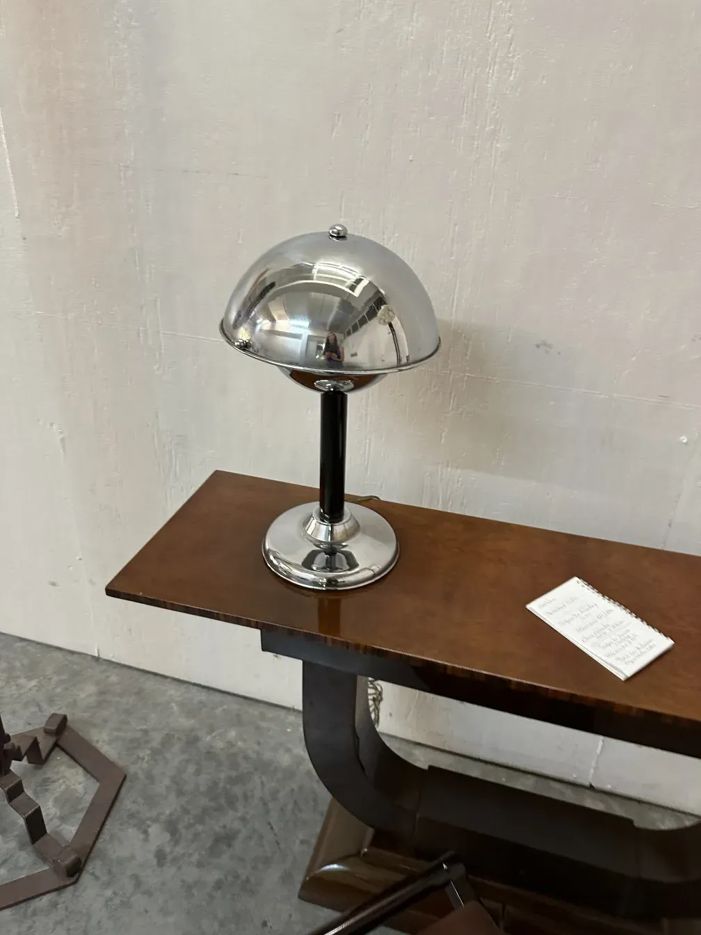lampe de bureau ancienne avec base brillante dans un cadre élégant