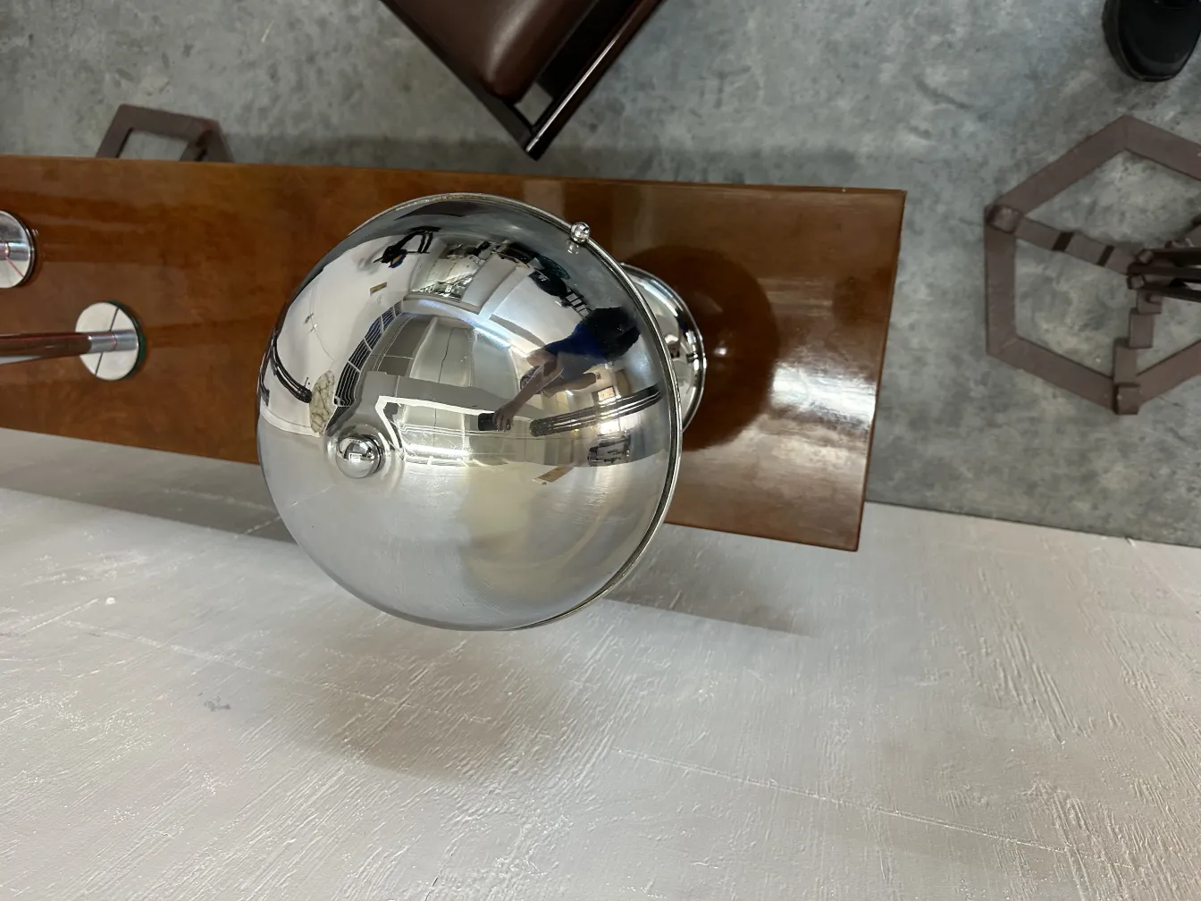 antike tischlampe mit glänzendem sockel in modernem umfeld