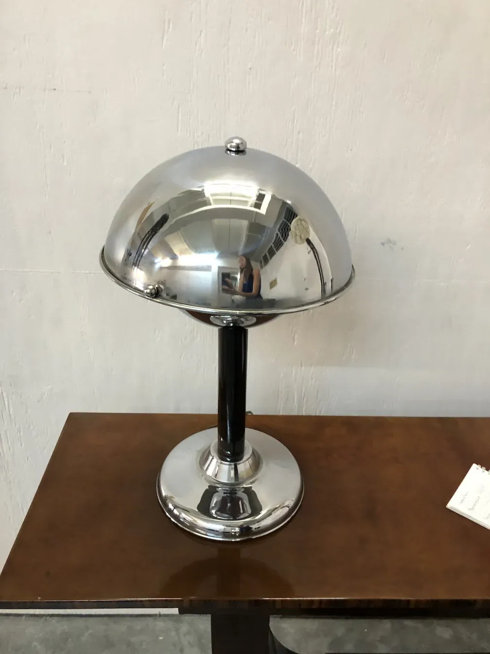 Lampada da tavolo antica lucida con base nera