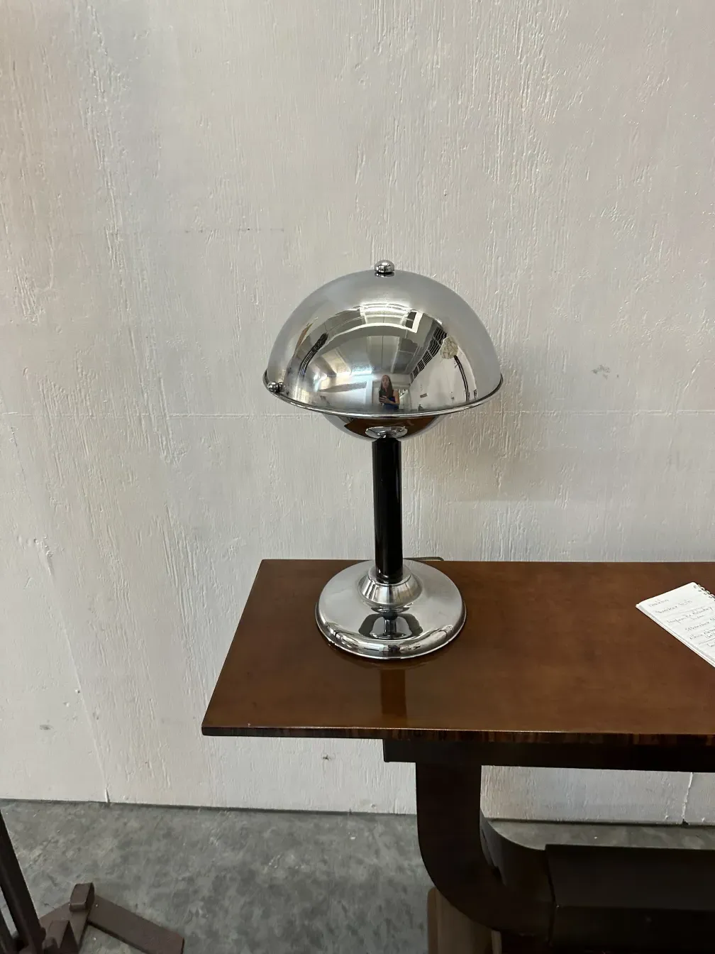 lampara de mesa antigua con base brillante y redondeada