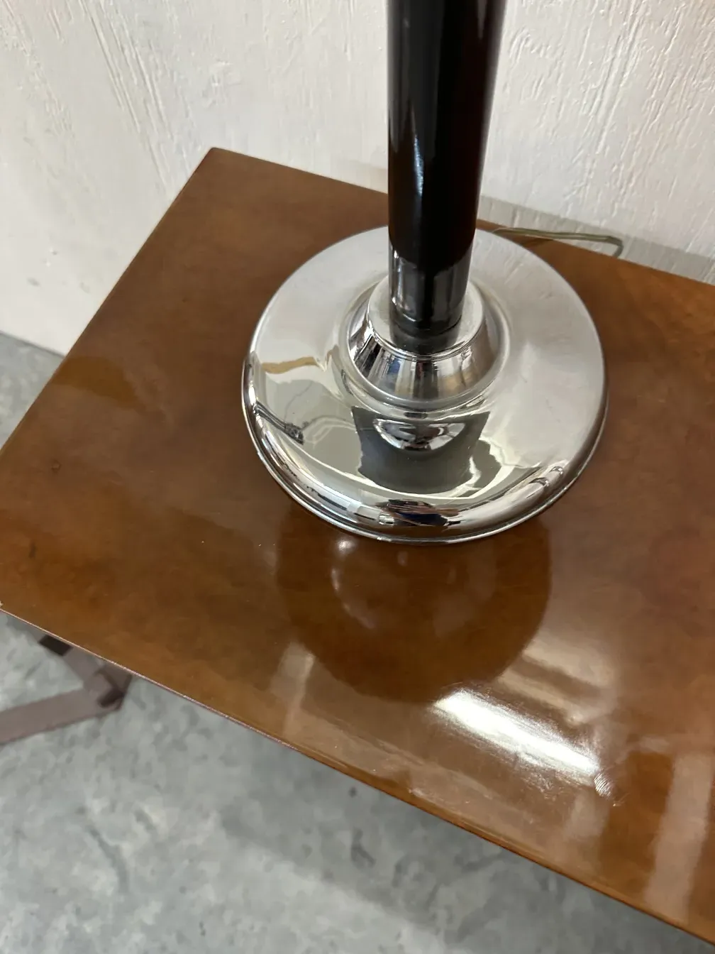 antica lampada da tavolo con base lucida