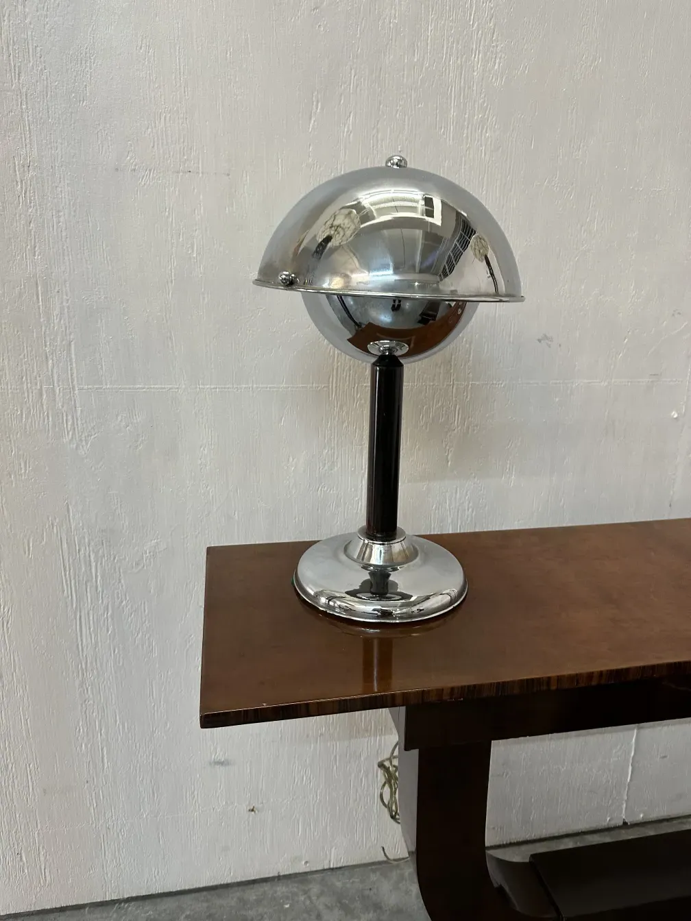 antike tischlampe mit elegantem design, runder basis und glänzendem schirm, perfekt für jeden raum