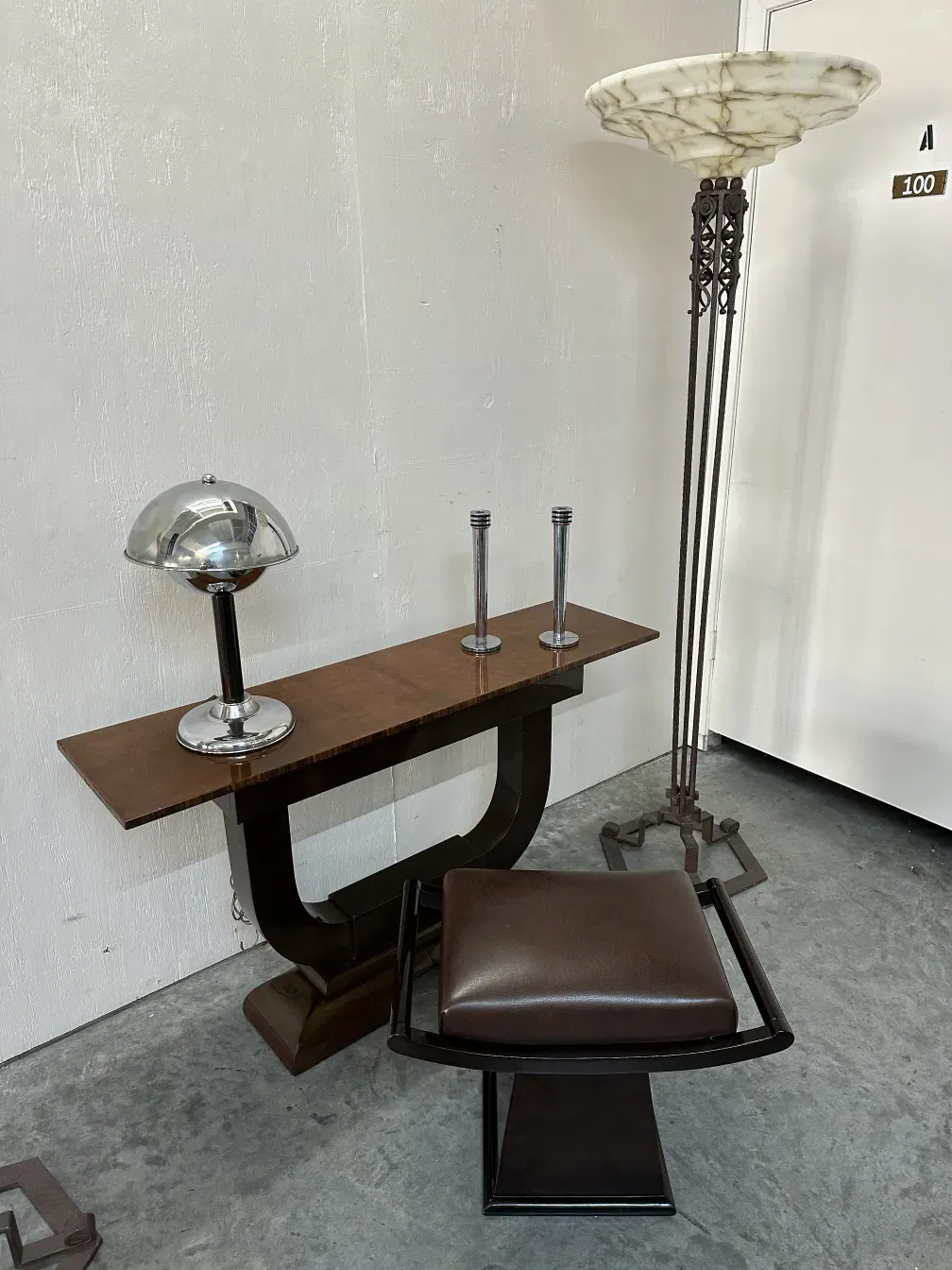 Antiga luminária de mesa com braço móvel, iluminação suave.