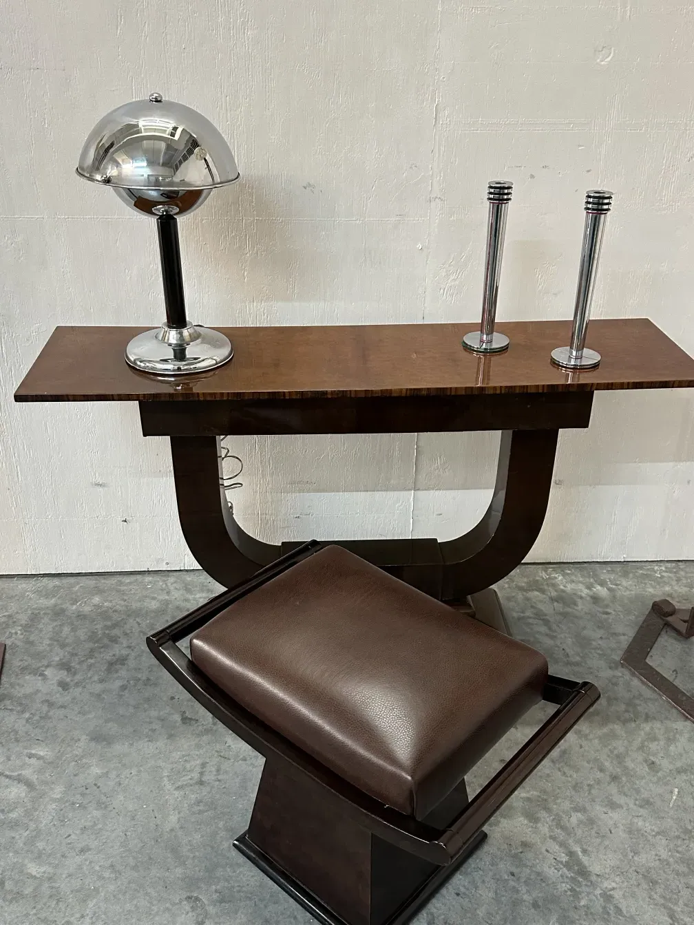 lampe de bureau antique avec apparence brillante et base noire, parfaite pour le bureau.
