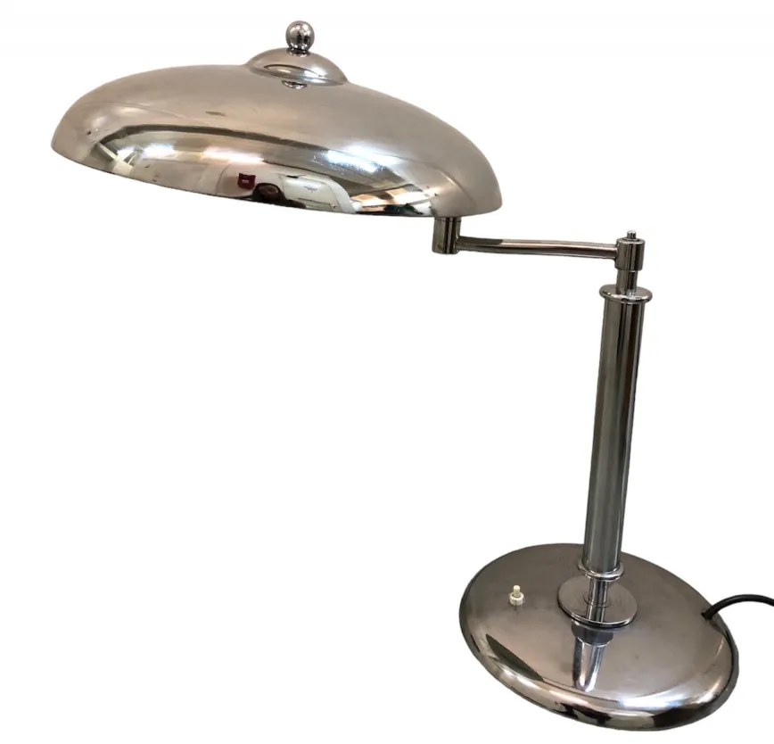 Lámpara de mesa antigua con base redonda y cúpula brillante