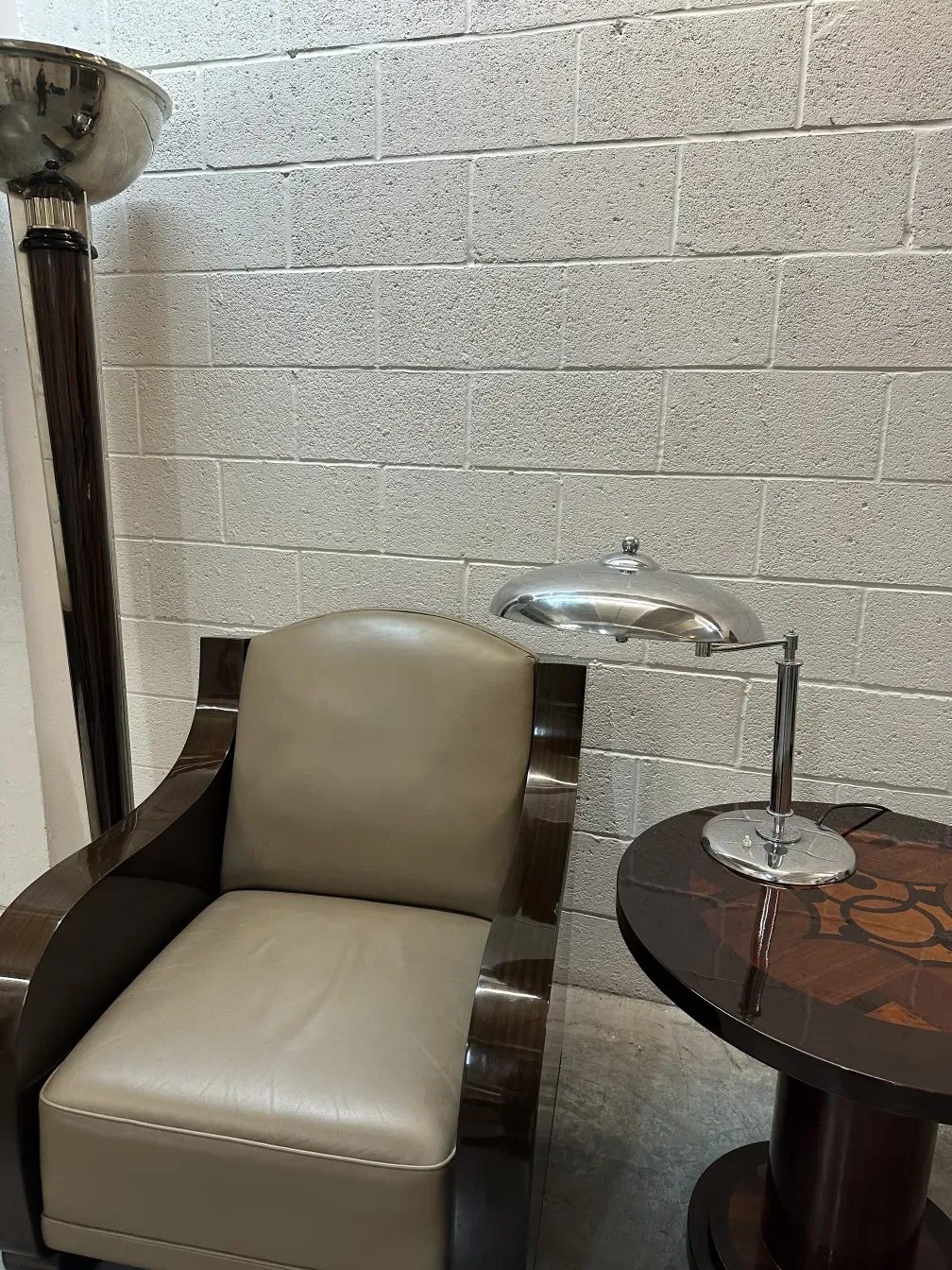 lampada da tavolo antica con base rotonda in un ambiente moderno