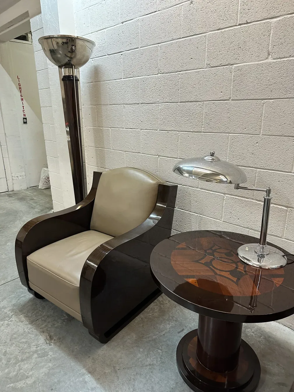 lampada de mesa antiga com design elegante e moderno, acompanhada de uma mesa redonda