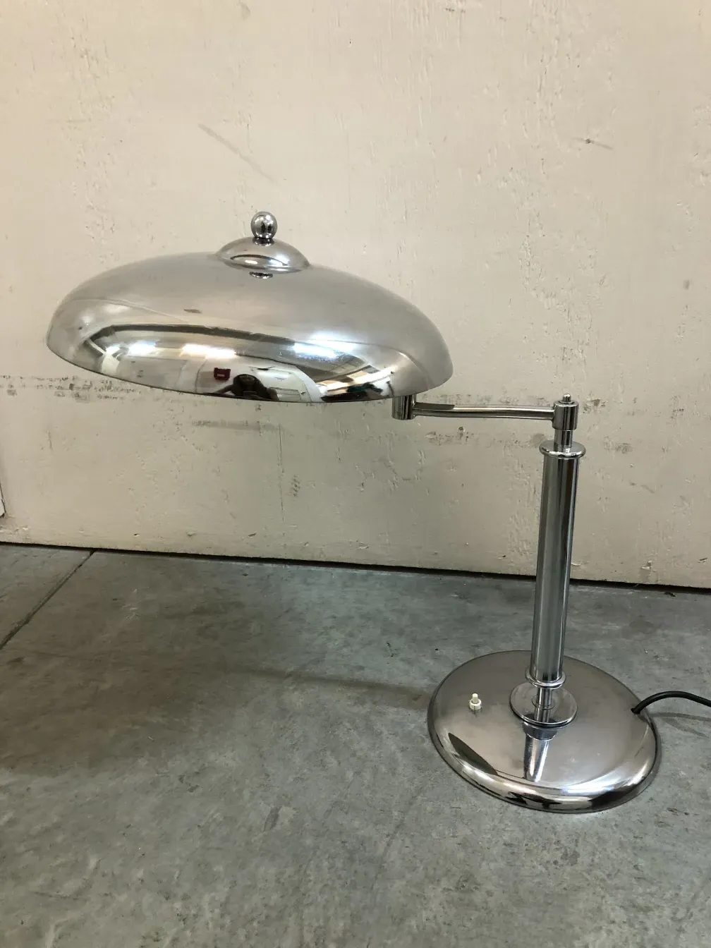 Luminária de mesa antiga com base redonda, design elegante