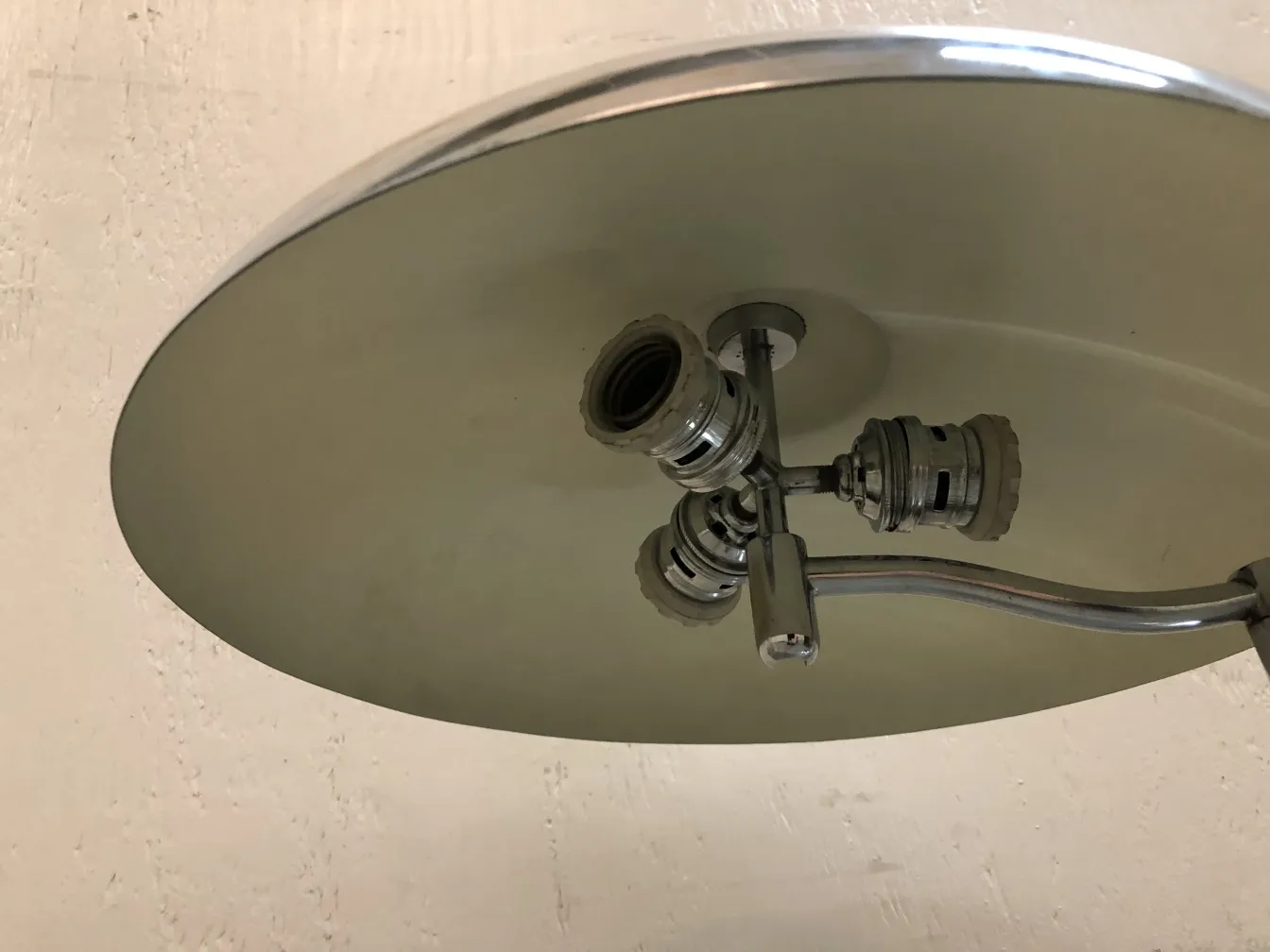 पुराना टेबल लैंप जिसमें क्लासिक जटिल डिज़ाइन है।