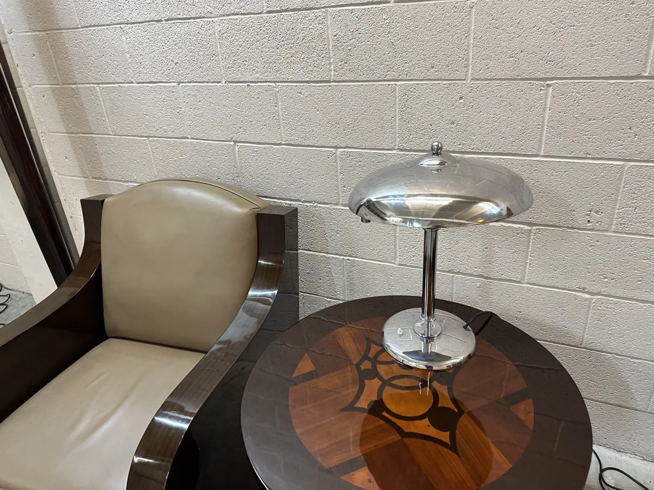 lampe de bureau antique avec base ronde et design élégant