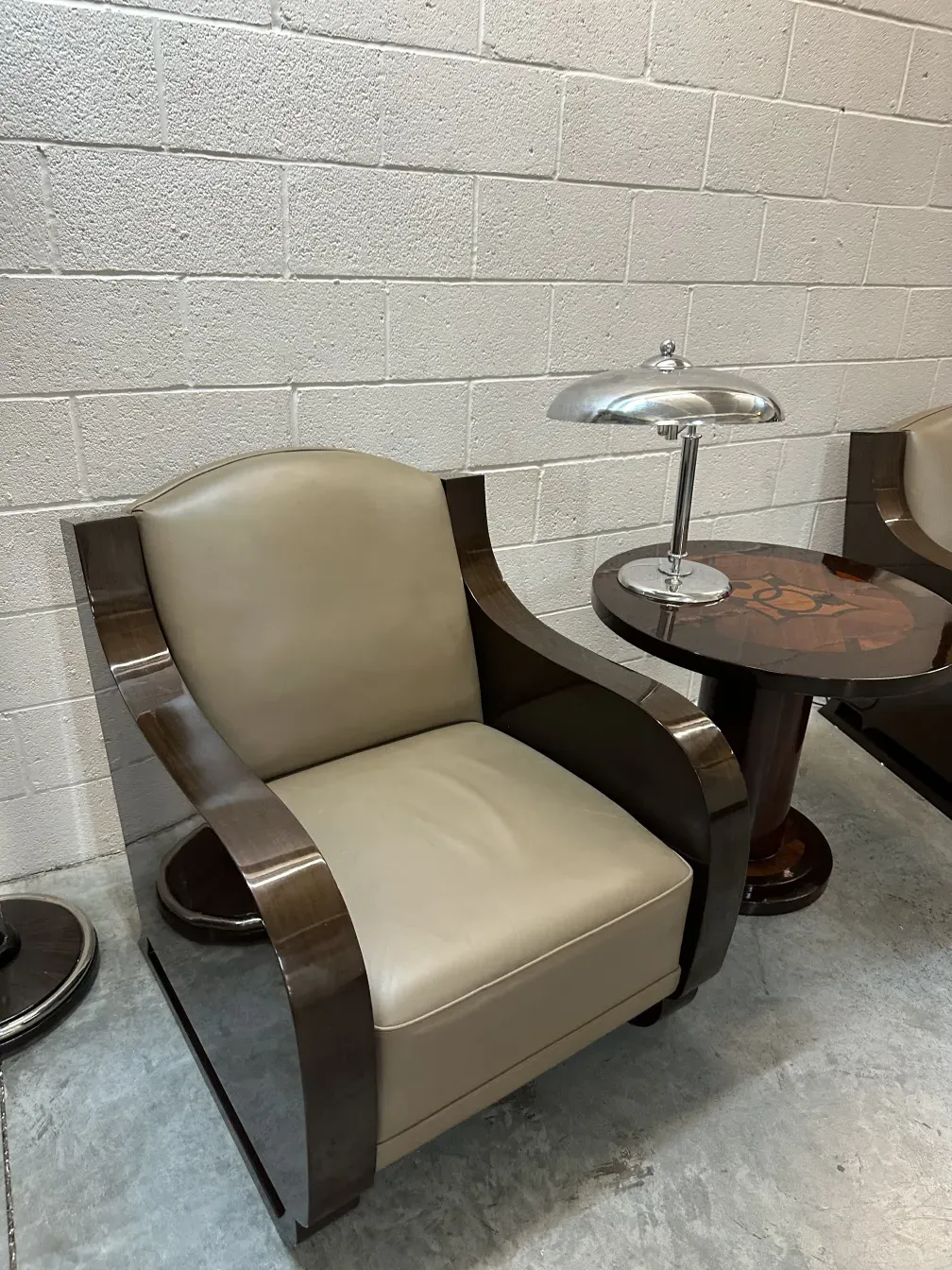 Antigua lámpara de mesa con un diseño elegante, acompañada de una mesa de adelante, en un ambiente acogedor.