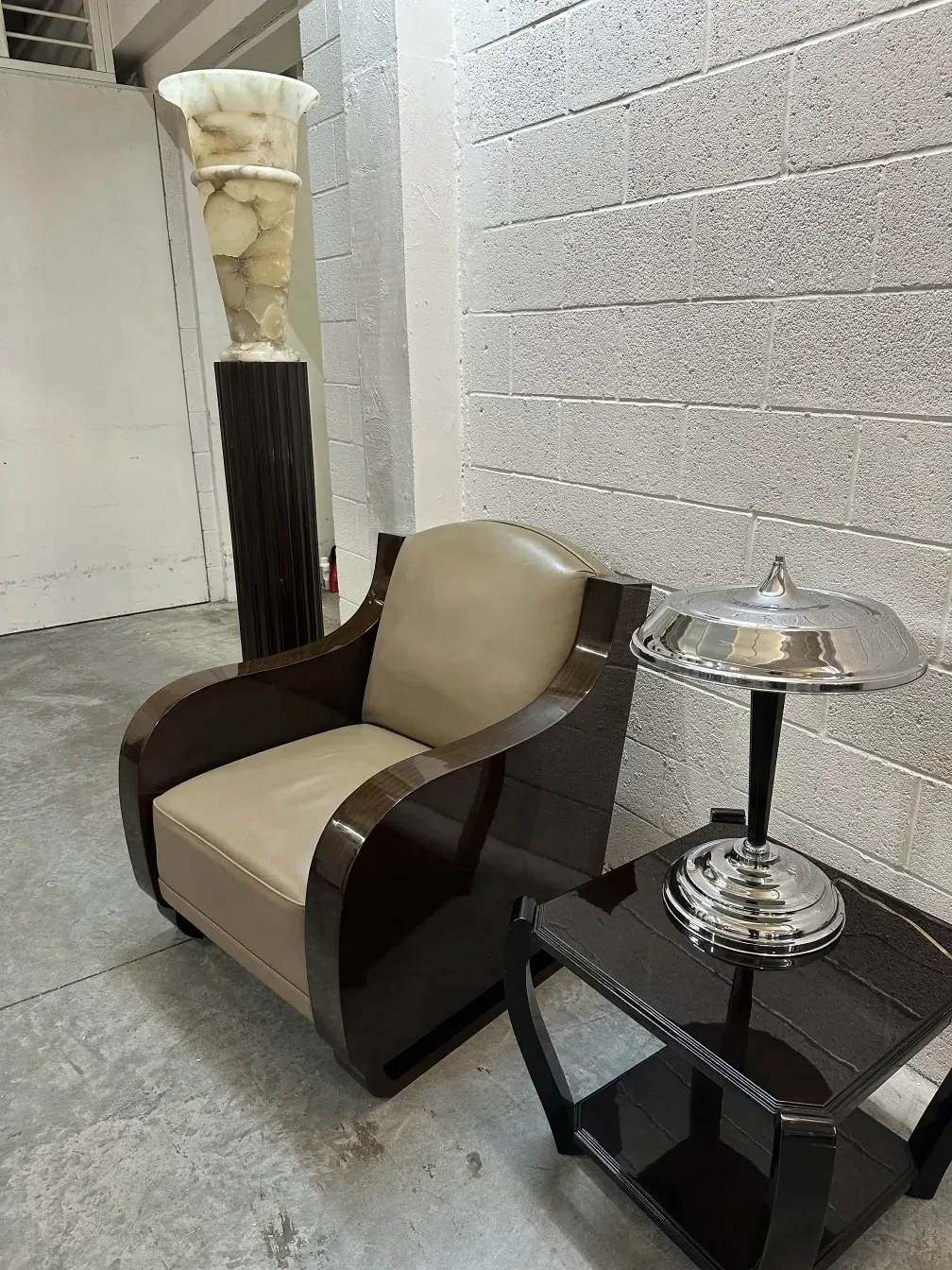 Antigua lámpara de mesa con base reflectante y detalles decorativos