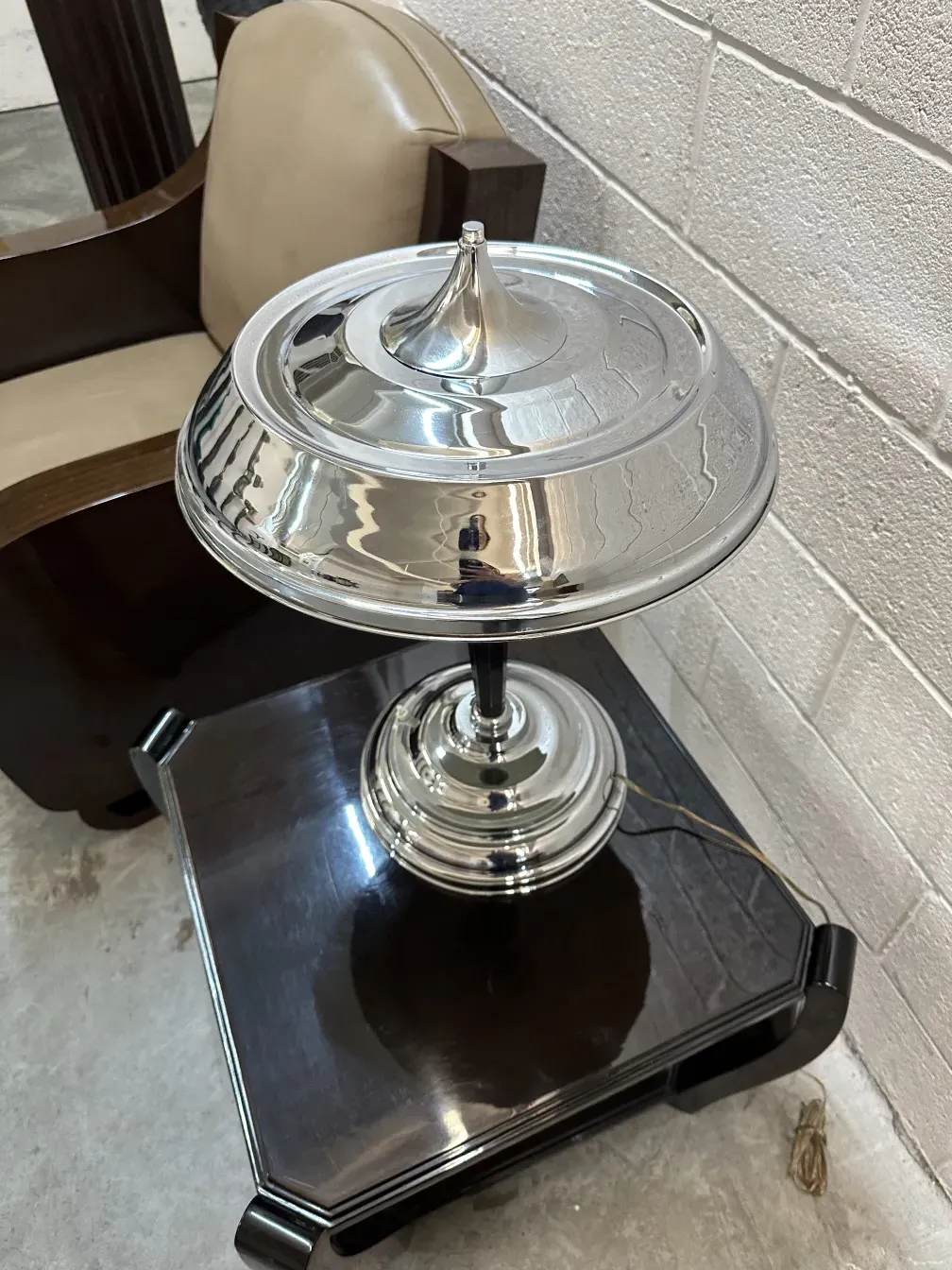 lámpara de mesa antigua de diseño elegante con una pantalla redonda brillante