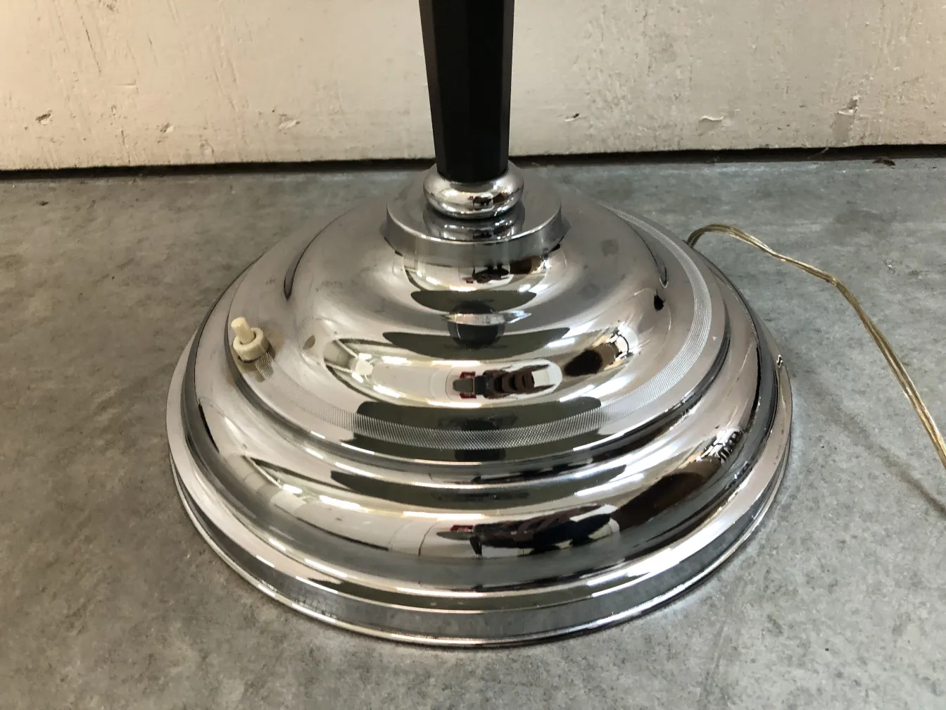 पुरातन стол का दीपक जिसमें चमकीला धातु आधार और सुरुचिपूर्ण डिज़ाइन है।