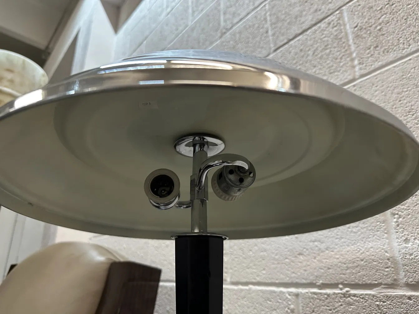 visão inferior de uma luminária de mesa antiga com sombra brilhante e lâmpadas expostas