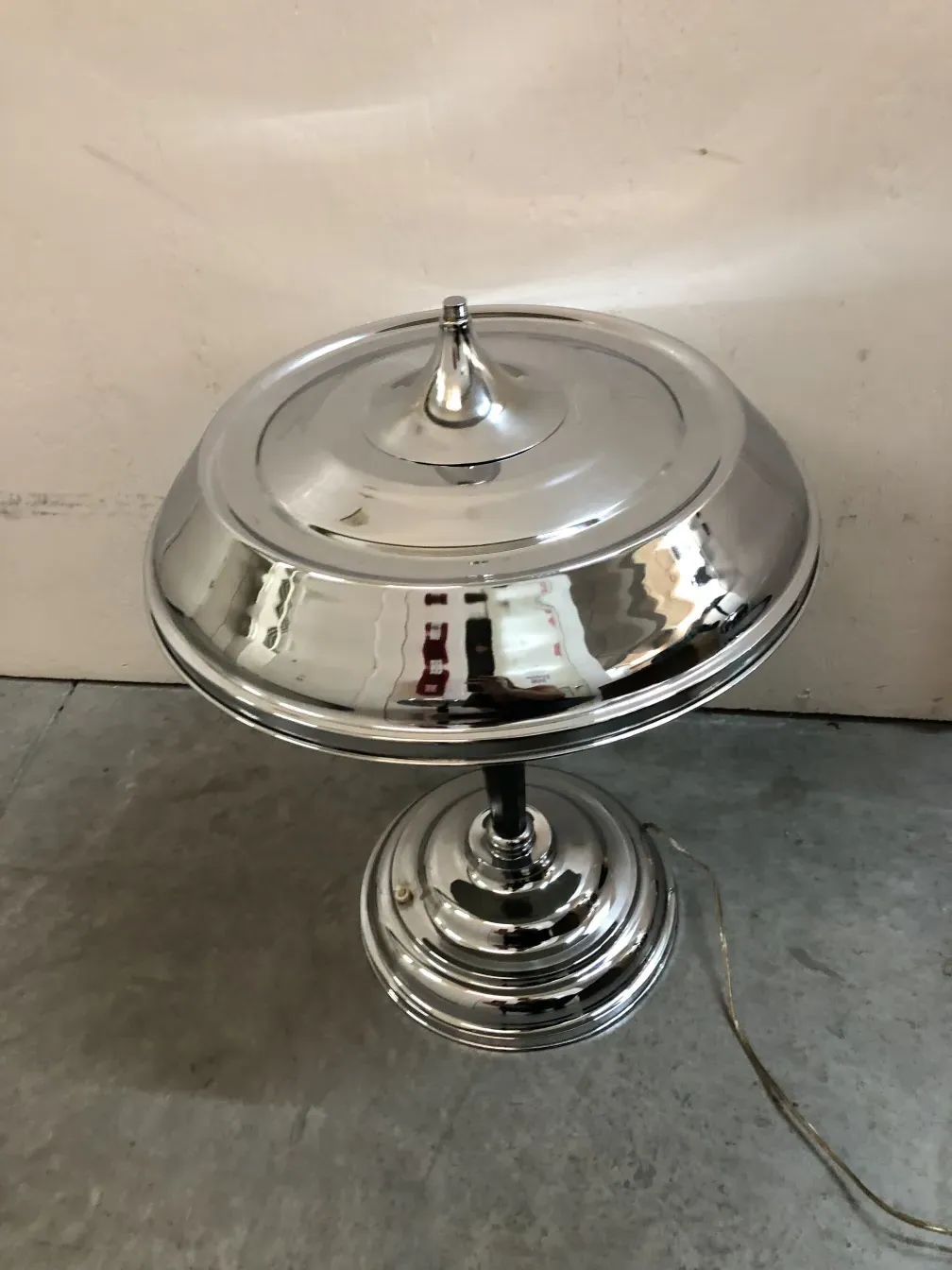 Lampada da tavolo antica luminosa con base elegante e forma rotonda, ideale per la decorazione.