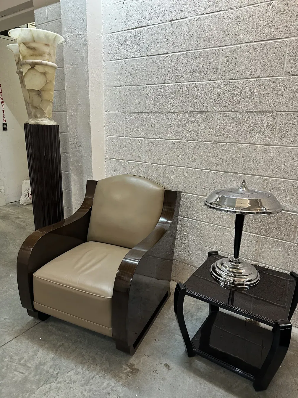 Luminária de mesa antiga com base brilhante e design sofisticado, ideal para decoração