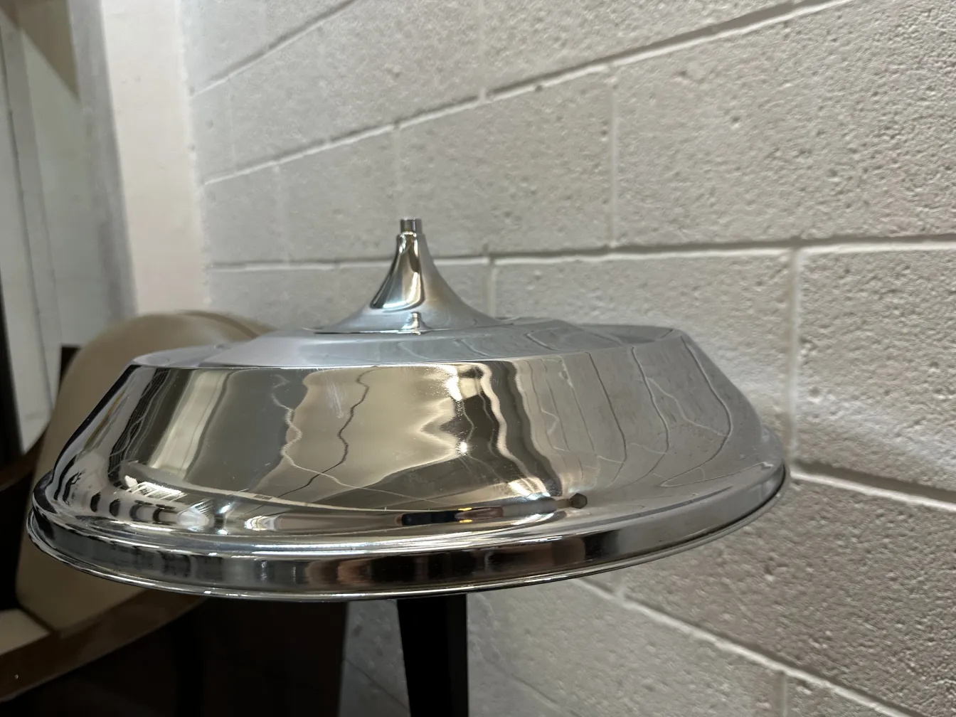 Luminária de mesa antiga com acabamento brilhante.