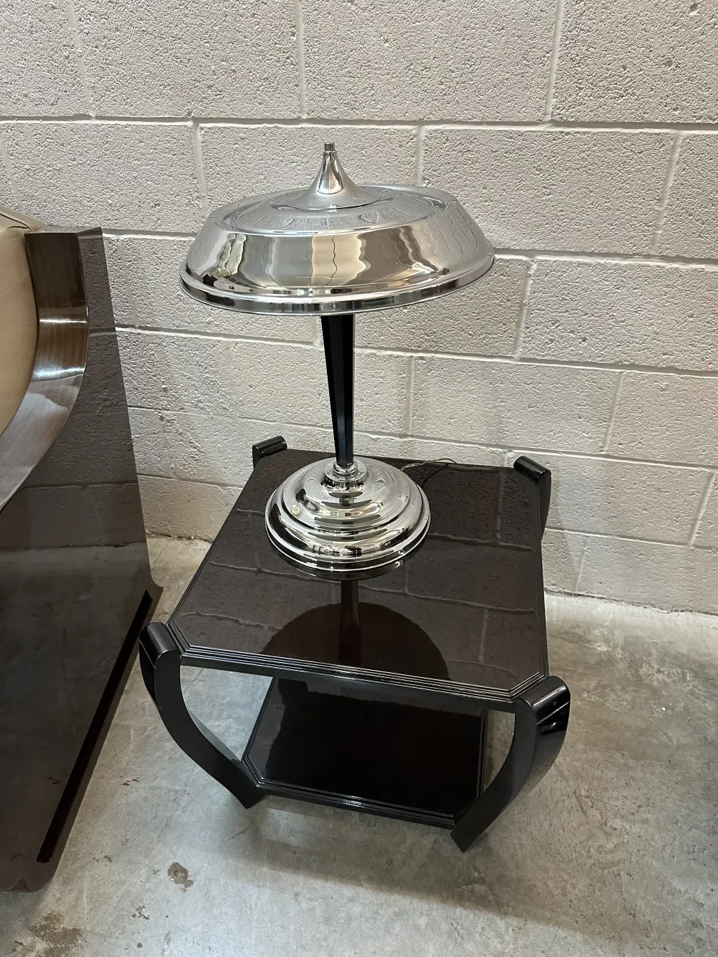 ancienne lampe de bureau brillante avec base cylindrique et abat-jour décoratif dans un cadre élégant