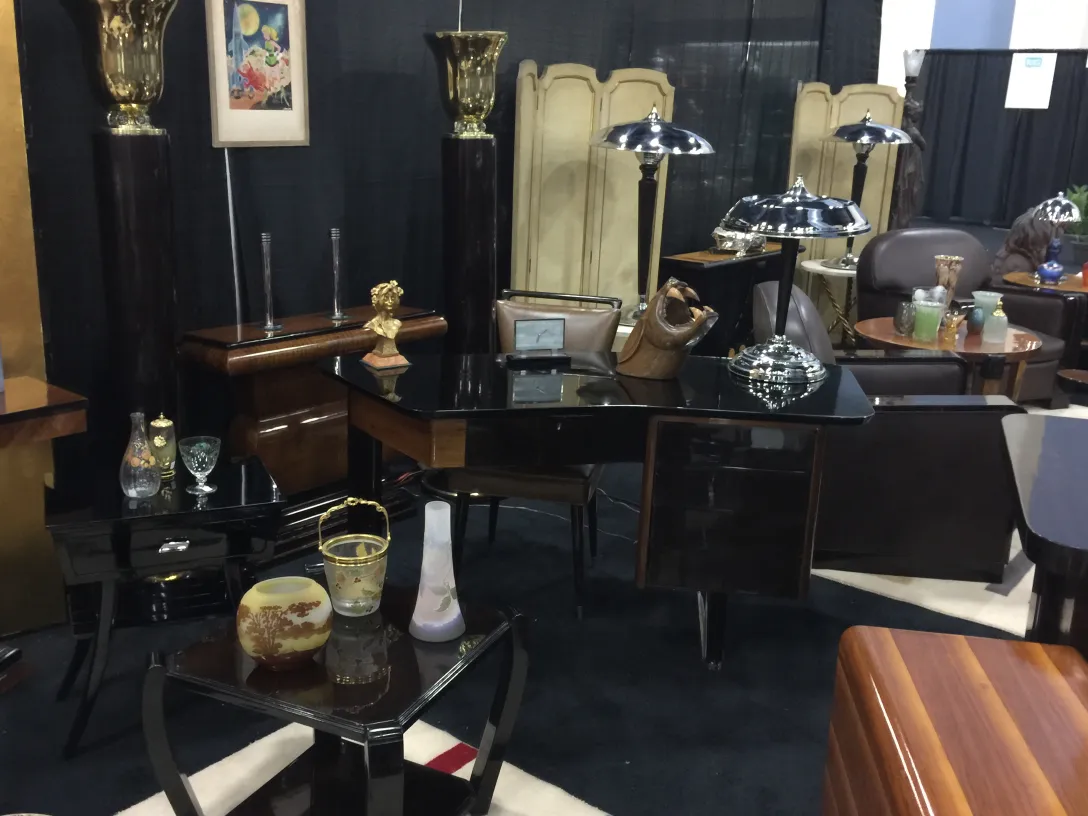 luminária de mesa antiga de estilo com base elegante