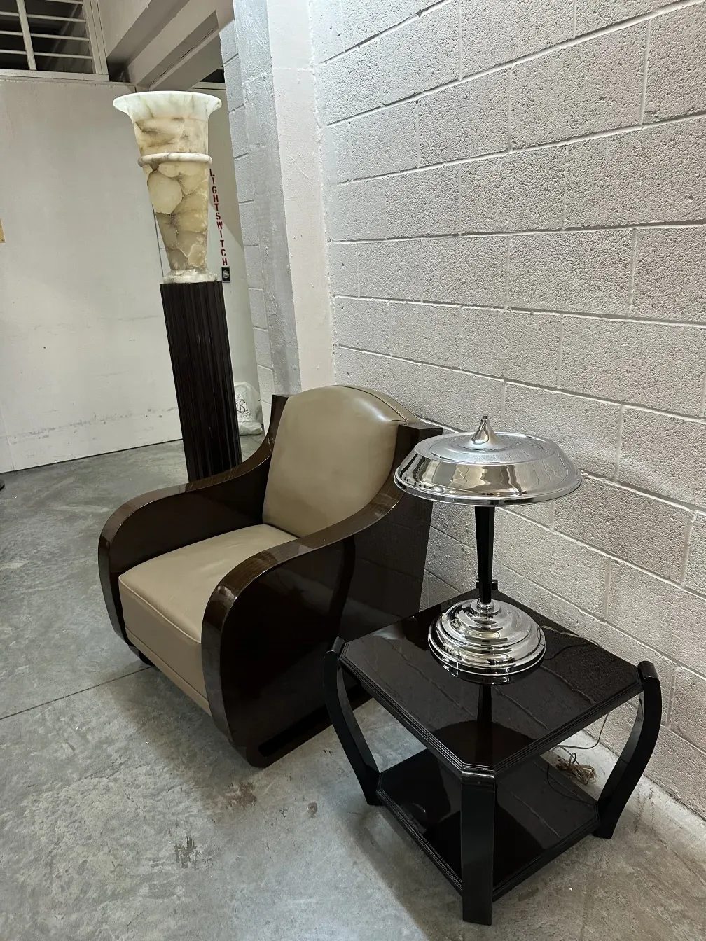 antiga luminária de mesa com base de design em um ambiente moderno