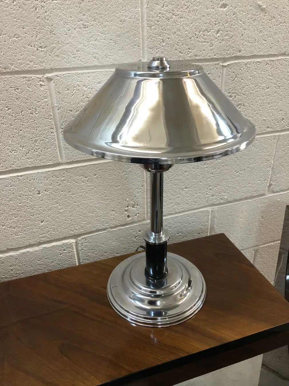 lampe de bureau ancienne avec finition brillante, cadre neutre