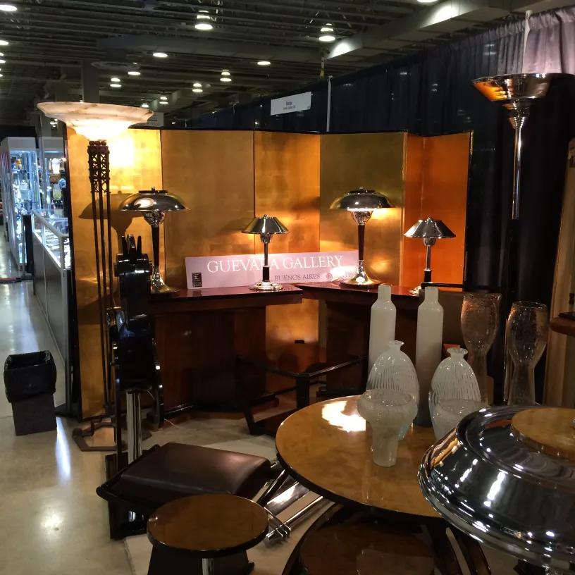 Антикварная настольная лампа с классическим дизайном в элегантной обстановке.