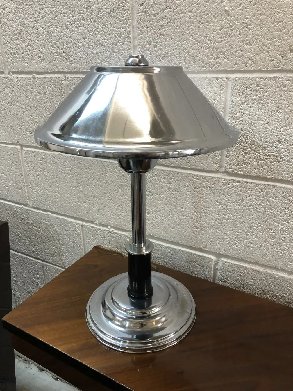 lámpara de mesa antigua con acabado brillante en ambiente moderno