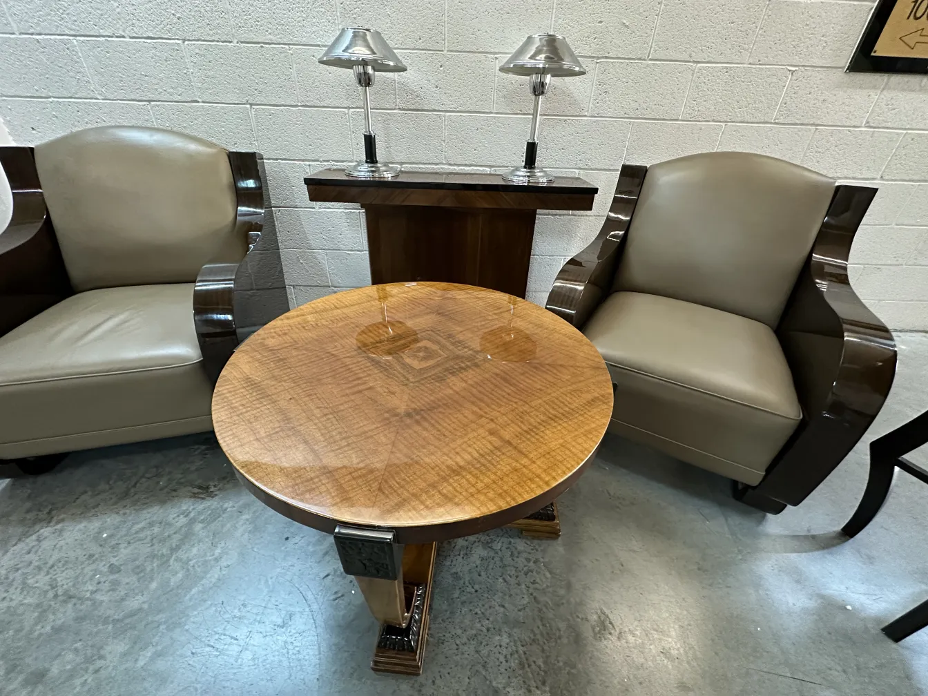 luminária de mesa antiga com base de metal e cúpula elegante em um ambiente acolhedor