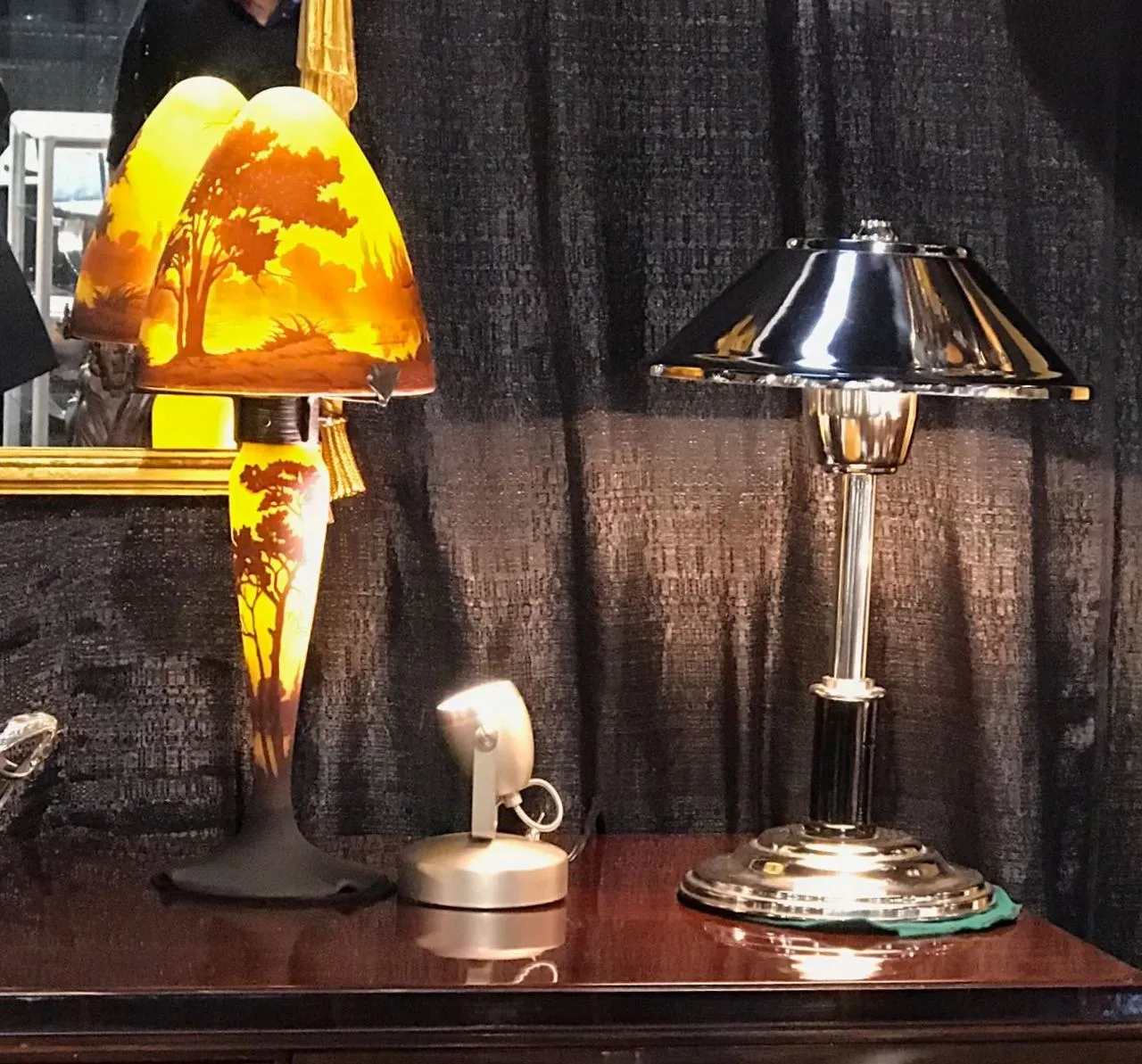 Lampe de bureau ancienne avec design de paysage et tons chauds, ambiance accueillante.