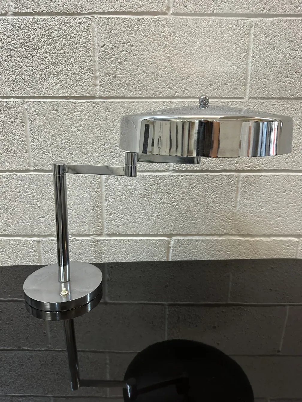 lampada da tavolo antica con base in metallo in un ambiente moderno