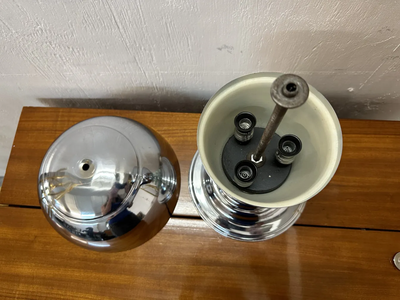 光亮的古董檯燈，带圆形底座。