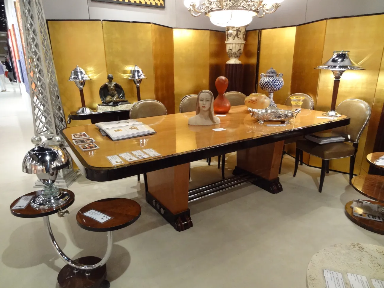 Lámpara de mesa antigua brillante en un ambiente elegante