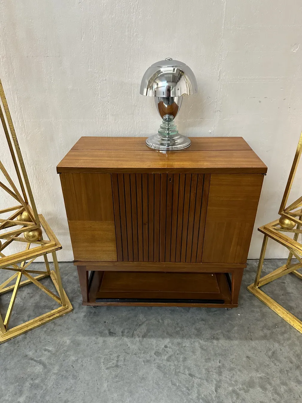 Lampada da tavolo antica con base in vetro in un ambiente elegante.