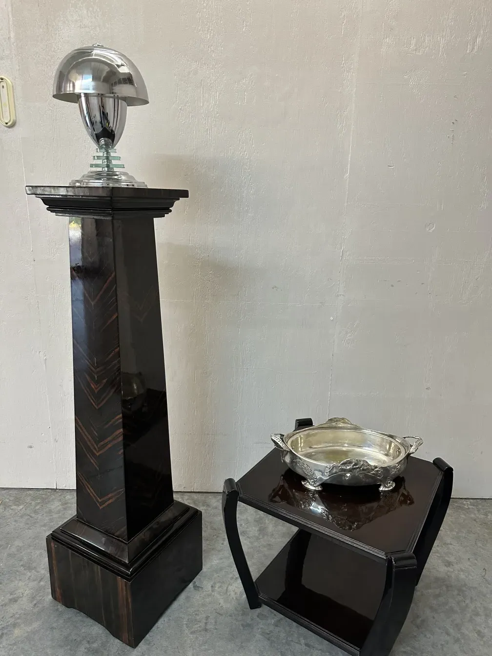 lampada da tavolo antica con base decorativa in un ambiente elegante