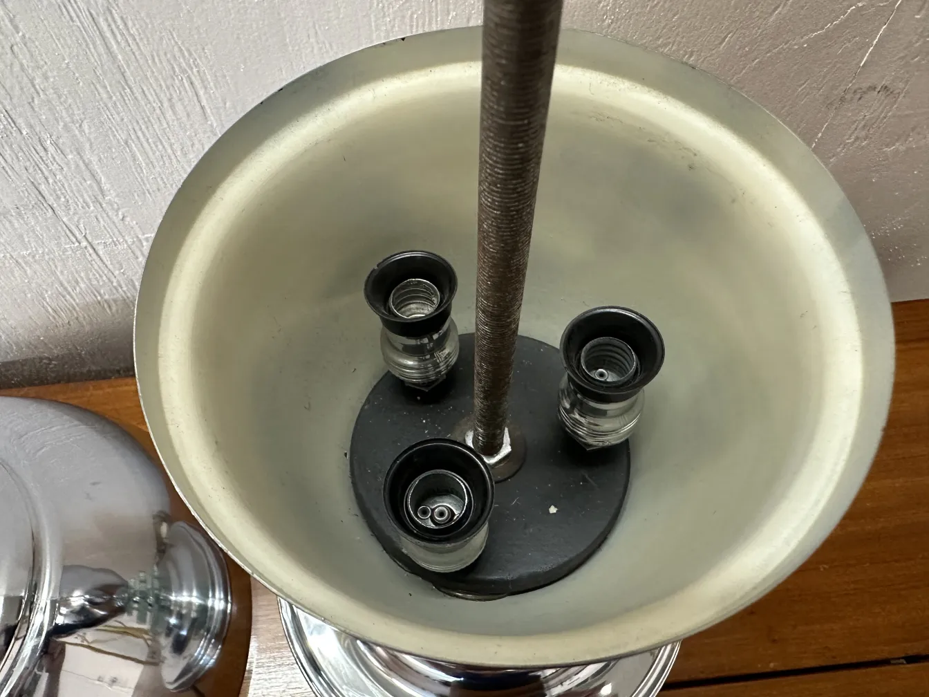 Draufsicht auf eine antike Tischlampe mit mehreren Basen in einer gemütlichen Umgebung.