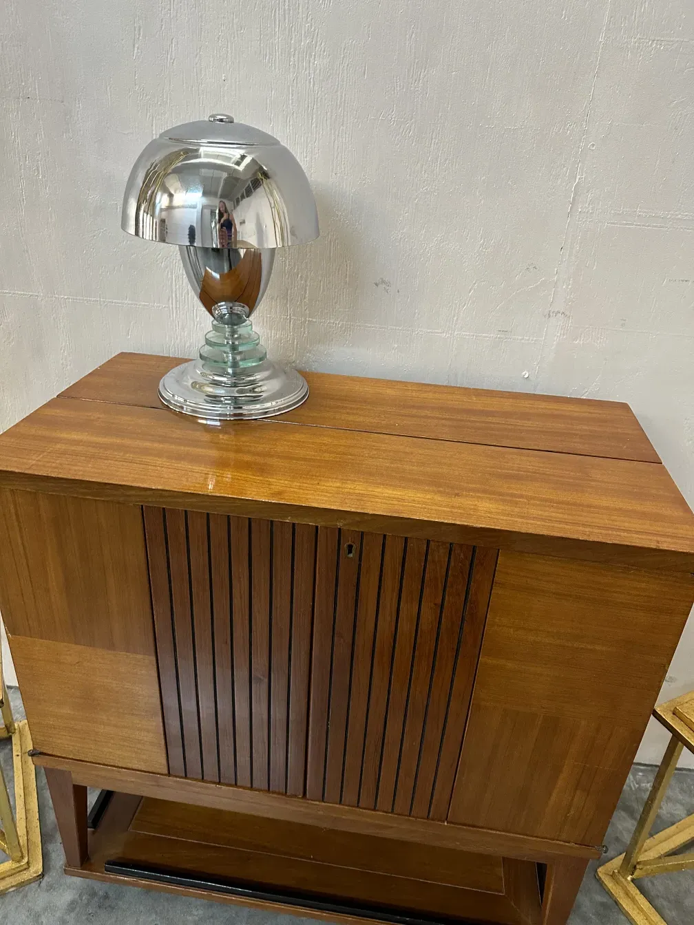 lampara de mesa antigua con base de cristal brillante, en ambiente elegante