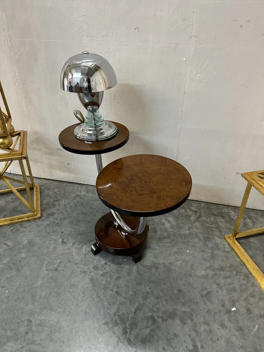 antike Tischlampe mit runder Basis und glänzender Oberfläche