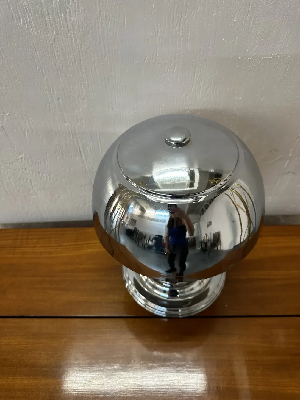 lampada da tavolo antica con superficie lucida in un ambiente luminoso